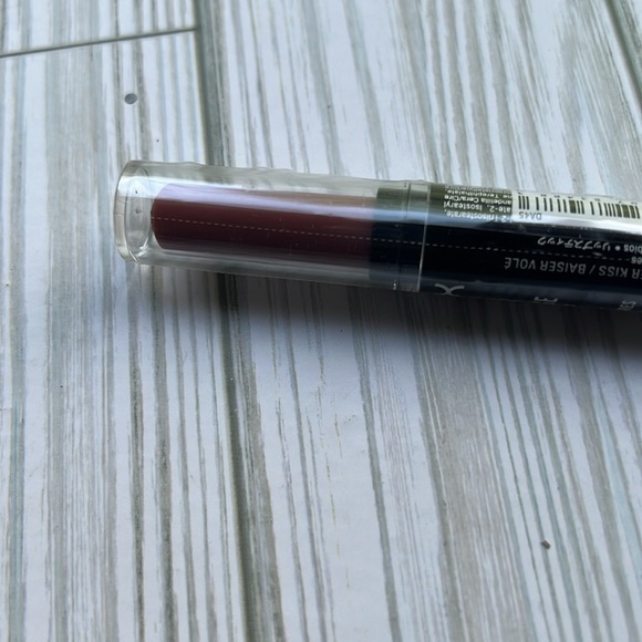 NYX  Makeup Beauty High Voltage Flutter Kisses Lipstick - Picture 3 of 6